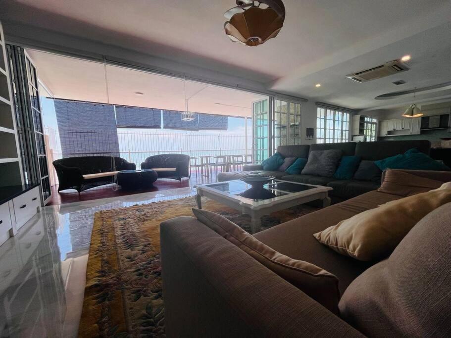 Chalet Private Beach-front Haven By Stayco - Seaview Pool, Ktv & Speaker System, Air Loft, Private Access And Beyond! Tanjung Bungah (Penang)