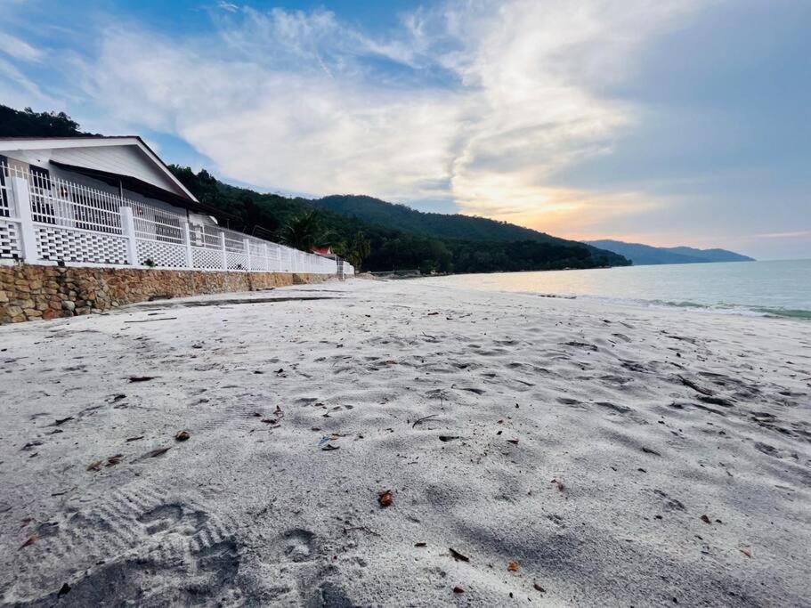 Chalet Private Beach-front Haven By Stayco - Seaview Pool, Ktv & Speaker System, Air Loft, Private Access And Beyond! *