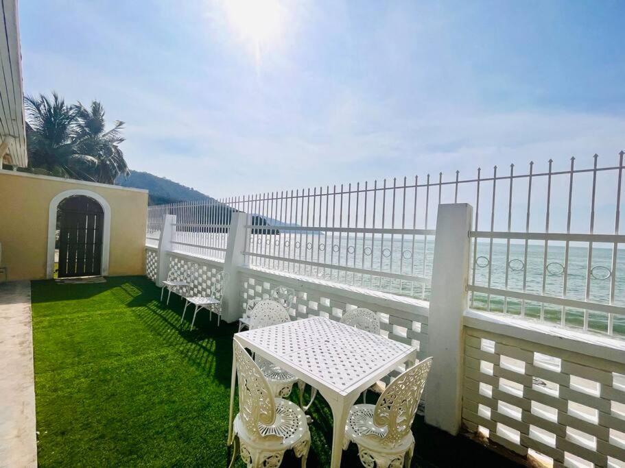 Private Beach-front Haven By Stayco - Seaview Pool, Ktv & Speaker System, Air Loft, Private Access And Beyond!