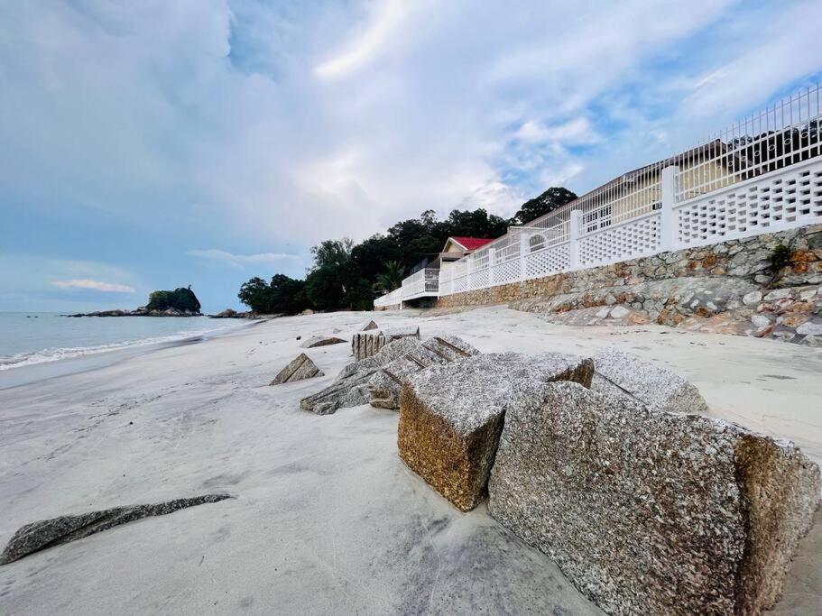 Chalet Private Beach-front Haven By Stayco - Seaview Pool, Ktv & Speaker System, Air Loft, Private Access And Beyond!