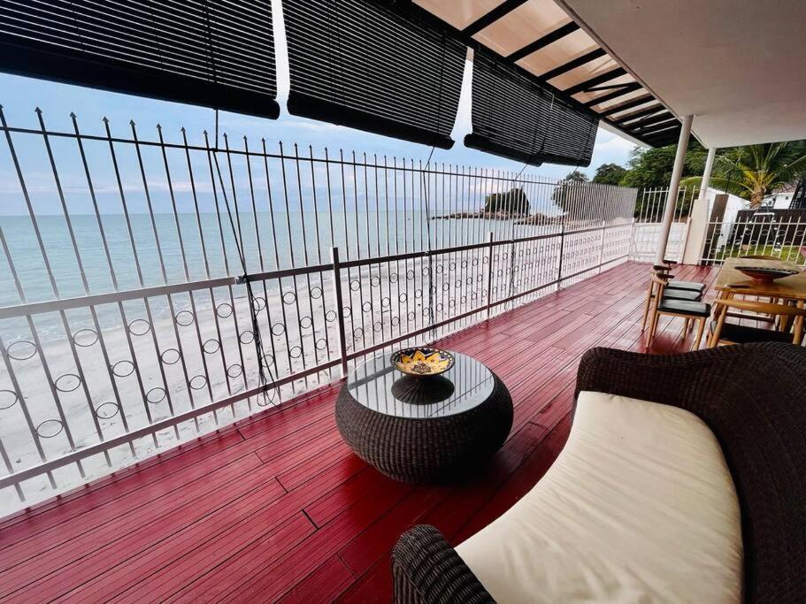 Private Beach-front Haven By Stayco - Seaview Pool, Ktv & Speaker System, Air Loft, Private Access And Beyond! Chalet Tanjung Bungah (Penang)
