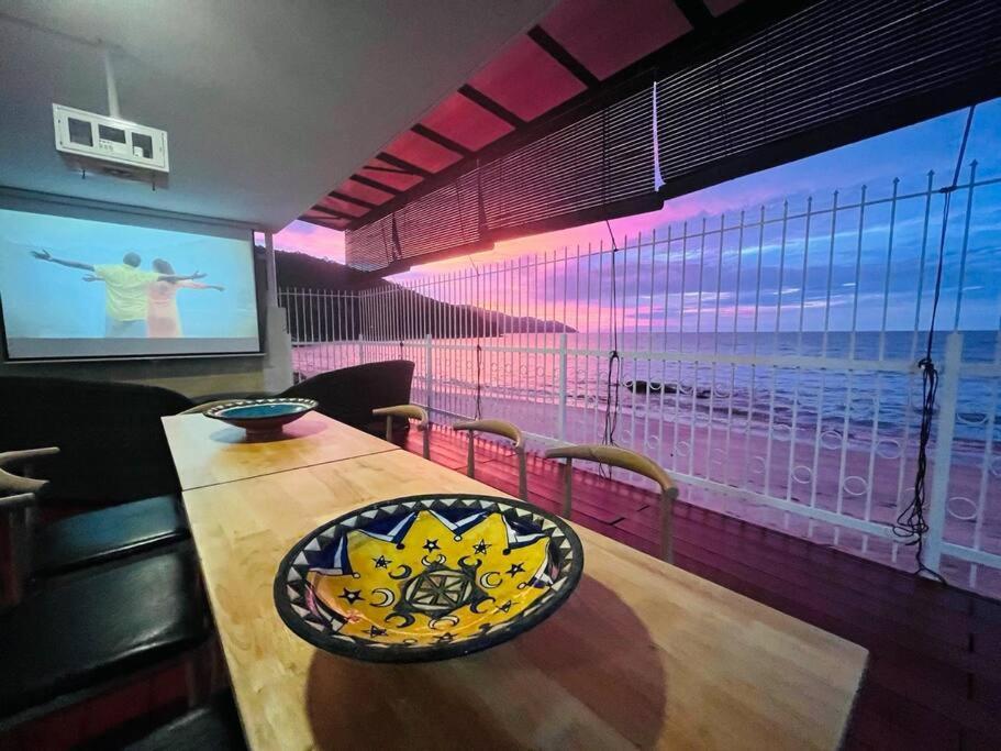Chalet Private Beach-front Haven By Stayco - Seaview Pool, Ktv & Speaker System, Air Loft, Private Access And Beyond! Tanjung Bungah (Penang)